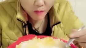 吃冰瓜解压视频,冰瓜美食视频带你轻松享受清凉时光