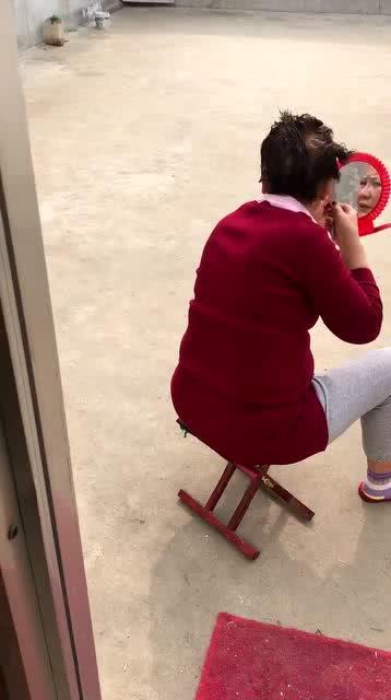 阿姨年终吃瓜群众视频播放,揭秘年度热门话题背后的故事