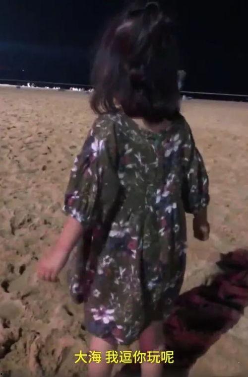 海边吃瓜小女孩视频,小女孩的快乐时光