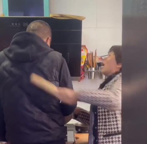 泼妇吵架吃瓜视频,泼妇吵架吃瓜现场，网友直呼“太精彩”