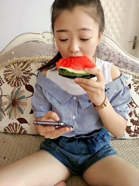 阿姨吃瓜视频,揭秘日常生活中的欢乐瞬间