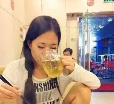 夫妻吃瓜搞笑段子视频播放,笑料横生视频播放量飙升