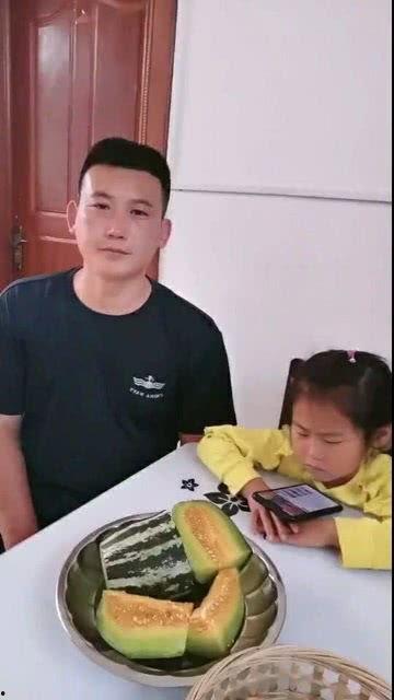 爸爸吃女儿哈密瓜视频,爸爸与女儿共享哈密瓜的温馨时刻