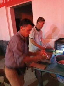 吃瓜村民看大戏视频,现场热闹非凡