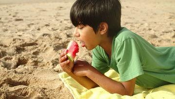 逗小孩吃瓜视频素材下载